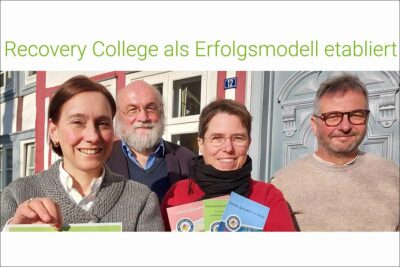 Ziehen nach drei Jahren eine positive Bilanz und werben mit neuem Programm fürs Recovery College: (v. l.) Katrin Meyer (Vorstandsvorsitzende der Bürgerstiftung Gütersloh), Prof. Dr. Klaus-Thomas Kronmüller (Leitender Direktor des LWL-Klinikums) sowie Andrea Zingsheim und Prof. Dr. Michael Schulz vom Verein ReOrGe, der das College trägt.