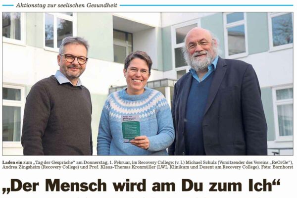 Michael Schulz, Andrea Zingsheim und Klaus-Thomas Kronmüller Laden zum „Tag der Gespräche“ ein. Andrea Zingsheim hält den Flyer dazu in ihrer Hand.